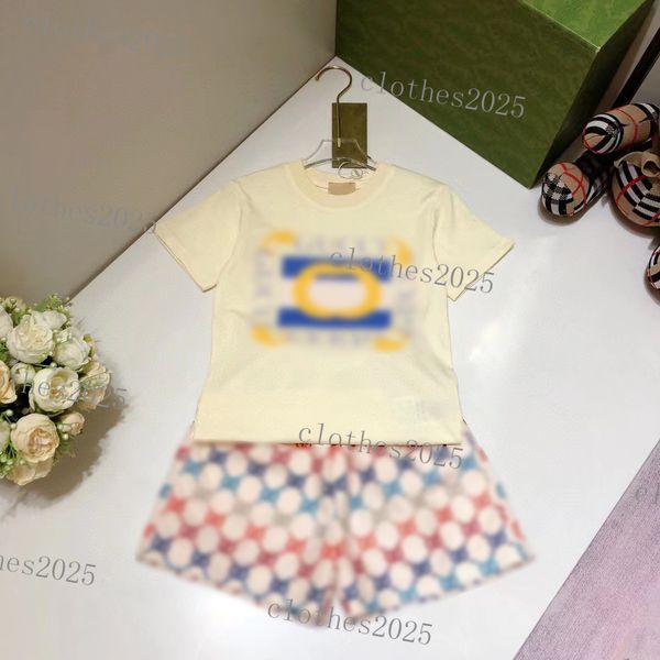 Lüks Tasarımcı Kids T-Shirt Kayıtlı Moda İngiliz moda markası yaz çocuk hazineleri ve kızlar pamuklu iki parçalı lüks tasarımcı tshirt üst kısımlar şort