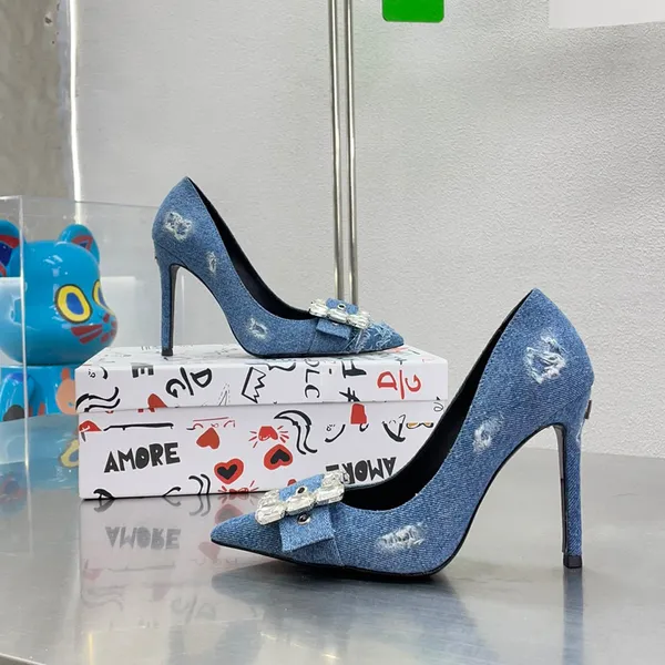 Décolleté in denim patchwork Fibbia per cintura Jeans impreziositi da cristalli Punta a punta Tacco a spillo per donna Designer di lusso Abito da sera Scarpe Calzature da fabbrica con cinturino