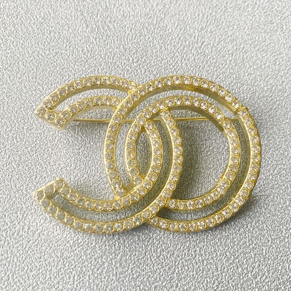 Spilla di design Spilla con logo del marchio Spilla con perla placcata in oro 18 carati Ragazze di lusso amano i gioielli Regalo per la festa di nozze