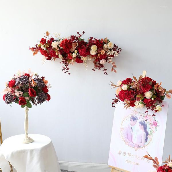 Dekorative Blumen, Hochzeit, Bühnenbild, gefälschte rote Seidenblumenreihe, Requisitensimulation, Bogen, Blumendekoration, PO-Hintergrund