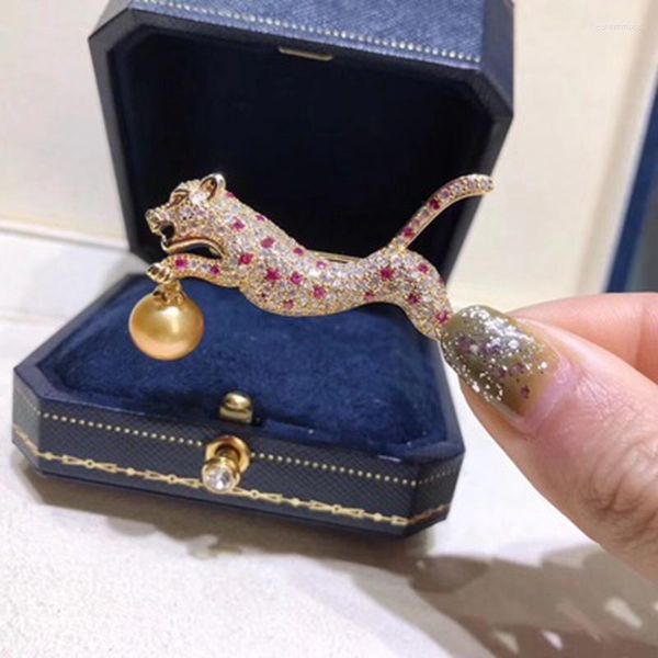 Spille Full Cubic Zirconia Running Leopard Spilla Pin con grande 10mm Shell Pearl Trendy Animal Design Gioielli per le donne Placcato in oro