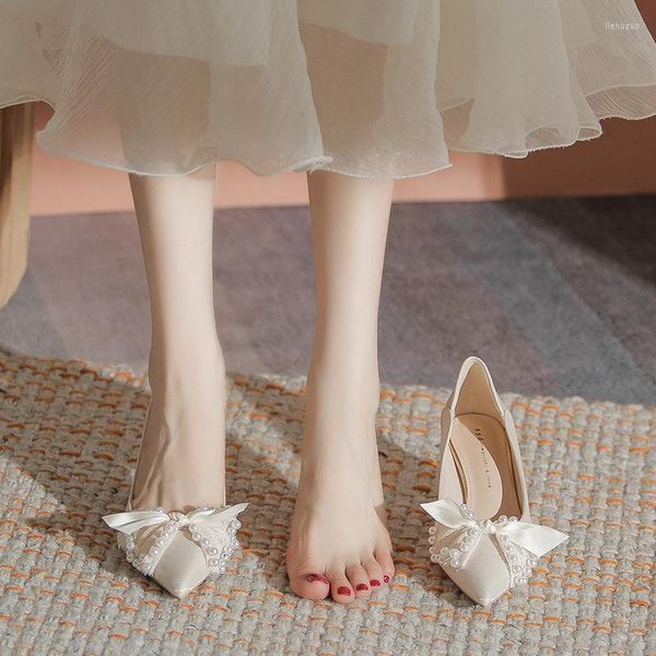 Отсуть обувь абрикосовые высокие каблуки осени элегантные женщины неглубокие заостренные ноги толстые жемчужные дизайны подружки невесты обручальная обувь