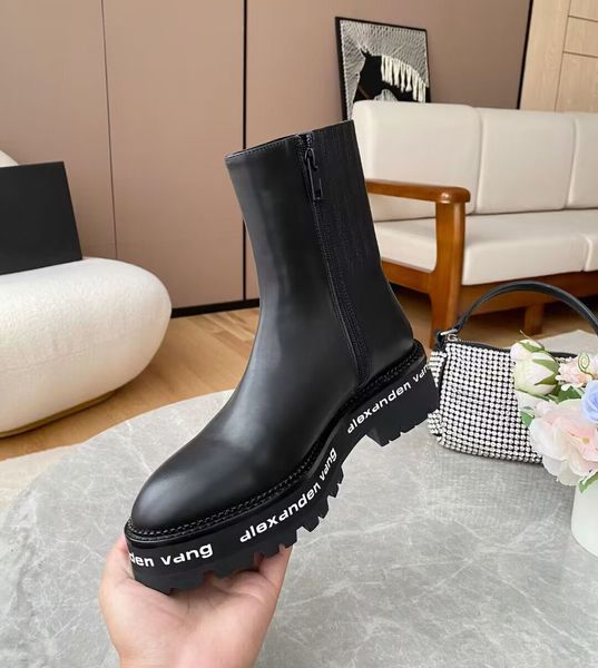 Sapatos de designer de roupas femininas de alta qualidade botas curtas elegantes letras de couro genuíno solas grossas saltos baixos pista mostra trabalho de festa botas de pessoas preguiçosas 35-42