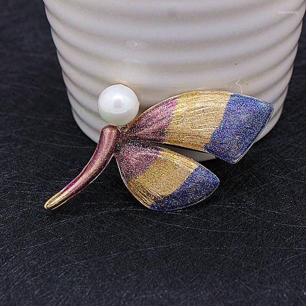Spille OneckOha Design Perle d'acqua dolce Spilla a forma di libellula smaltata per borsa da donna Accessori per cappelli Corpetto