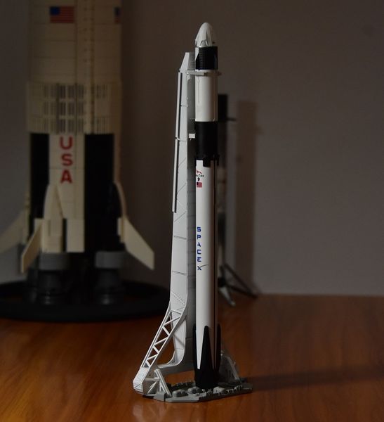 Diecast Model SpaceX Falcon 9 Rocket Manned Dragon Space Ship Tower 230705