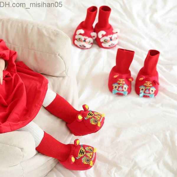 First Walkers Baby Scarpe con testa di tigre Nuove scarpe e calzini caldi per l'autunno e l'inverno Scarpe per bambini antiscivolo tradizionali cinesi rosse per interni di Capodanno Z230707