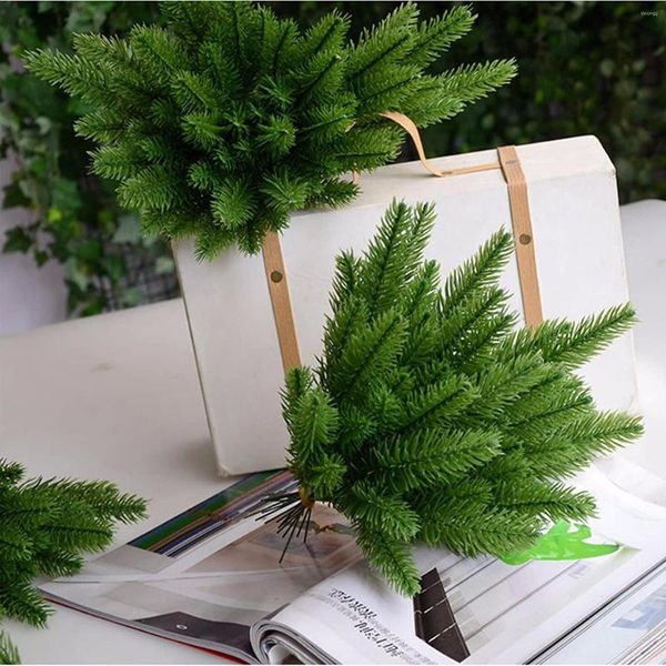 Fiori decorativi 30pcs aghi di pino artificiale ramo pianta di simulazione disposizione dei fiori accessori per alberi di Natale fiori 2023