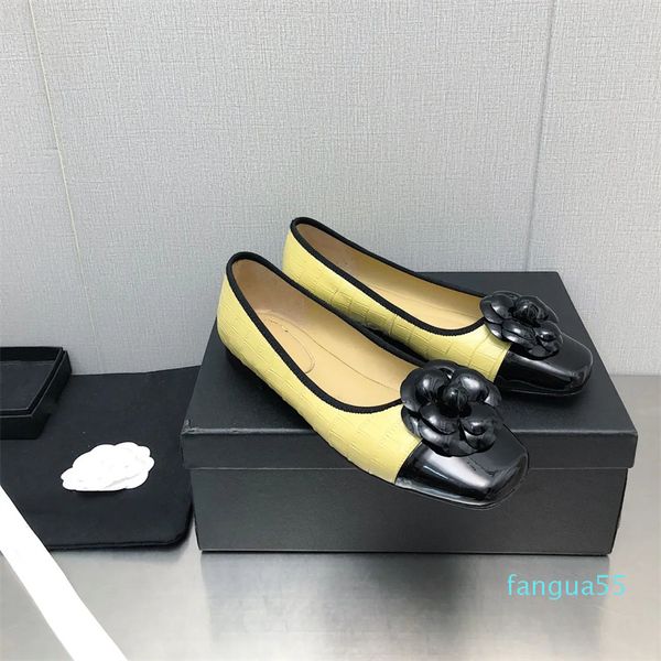 2023-Designer de luxo Sapatos casuais femininos Moda Couro genuíno Sapatilhas de balé Salto baixo Sapatos floridos Sapatos de dedo do pé quadrado Deslizamento na passarela Calçados femininos