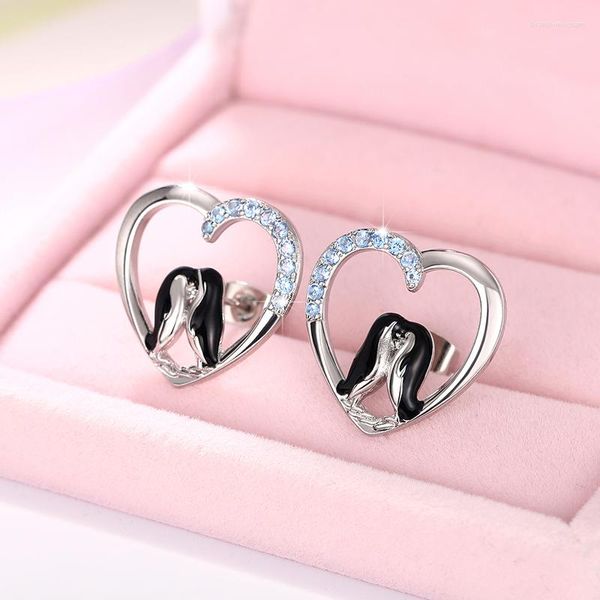 Orecchini a bottone Huitan Hollow Love Penguin con zirconi cubici blu Cute Girls Ear Piercing Gioielli creativi da donna con design a smalto