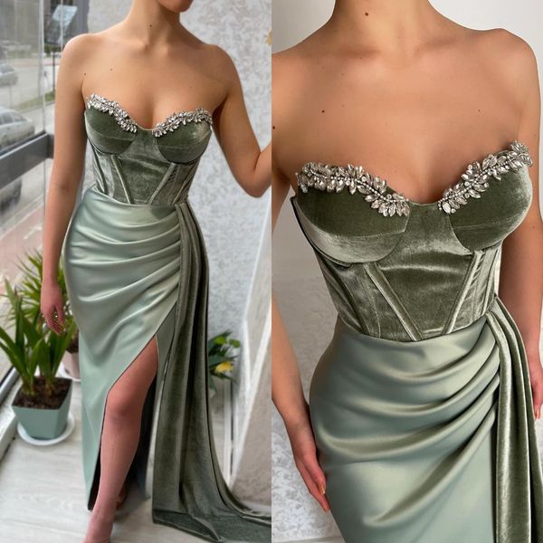 Sexy grün-graue Ballkleider Perlen herzförmiger Samt Abendkleider Falten Schlitz formales langes Partykleid für besondere Anlässe