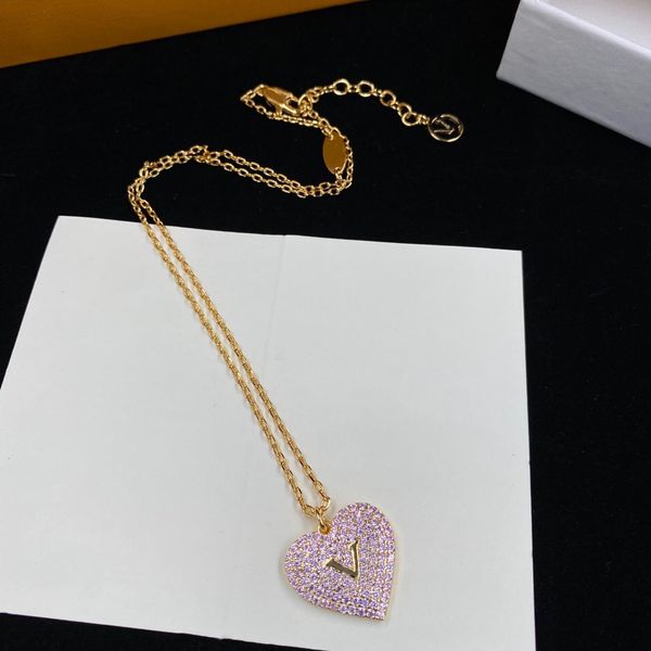 Colar de pingente de amor de diamante rosa de designer para homens e mulheres, colar de pingente de rua legal da moda, corrente feminina, joias de luxo