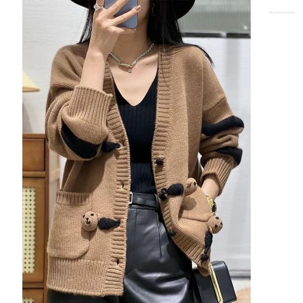 Maglieria da donna primavera e autunno retrò giapponese vento pigro lana color caffè maglione cardigan lavorato a maglia con bottoni orso tridimensionale