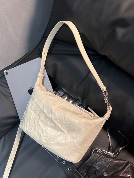 Bolsa feminina de couro Niche plissada Hand Grip nas axilas Bolsa feminina de grande capacidade Advanced Sense Silver Crescent