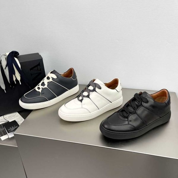 Neue Herren-Low-Top-Sport-Freizeitschuhe zum Schnüren. Vielseitige High-End-Herrenschuhe mit kontrastierenden Farben für den Trend