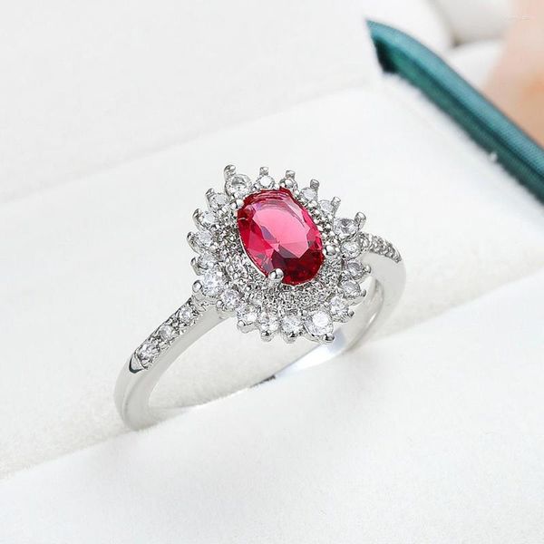 Cluster Anéis Clássico Anel de Flor Feminina 925 Sterling Plata Rodada Red Crystal Zircon Stone Promise Wedding For Women Jewelry Bague