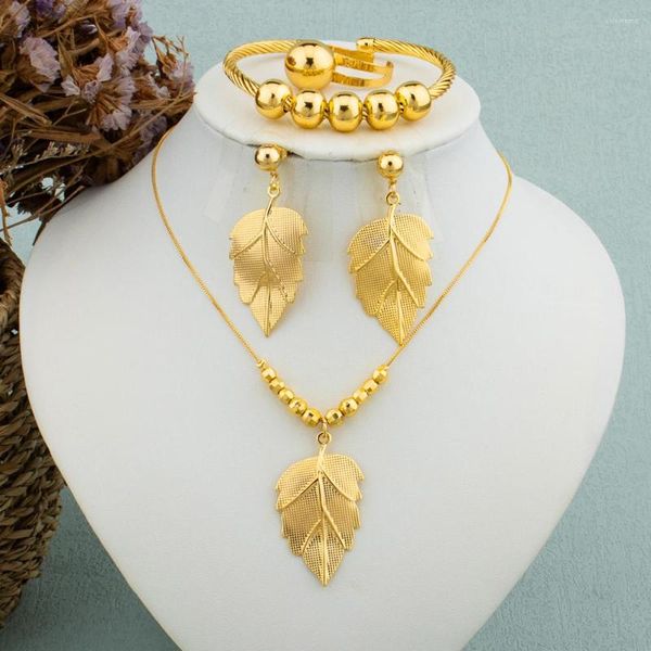 Серьги ожерелья устанавливают классические модные золотые ювелирные украшения