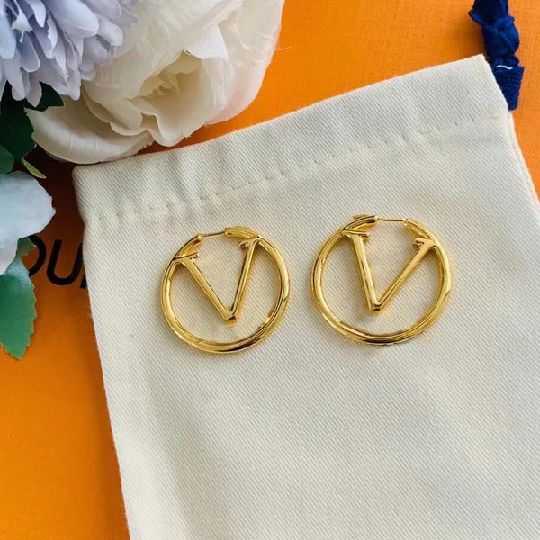 Modische übertriebene runde Ohrringe für Damen mit vergoldeten Buchstaben „V Hundert“-Ring-Ohrringe zum Tragen auf der Party