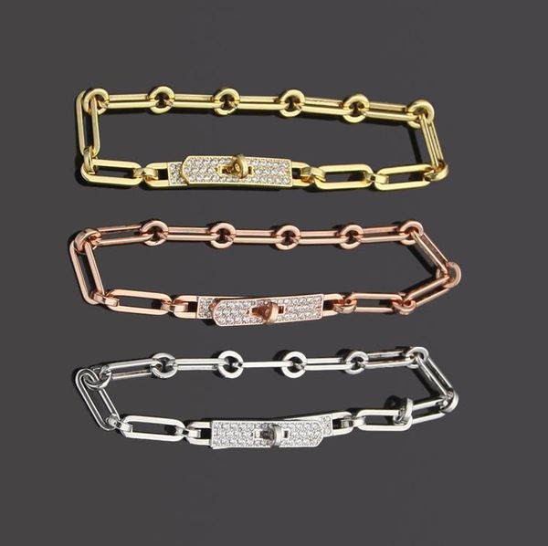 Titan-Stahl-Buchstaben-Drehschnalle-Volldiamant-Armband, 18 Karat vergoldetes Damen-Kettenarmband, Designer-Schmuck