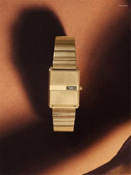 Нарученные часы Pulse Retro Square Gold Small Dial Simple Digital Women Watch European и American Nice