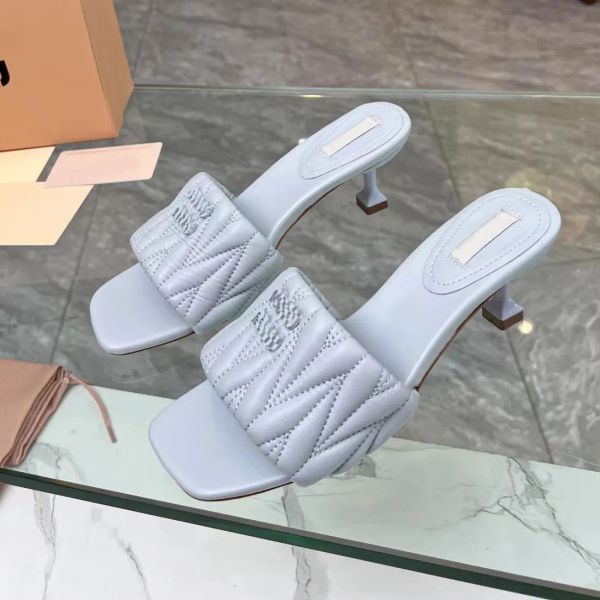 Luxus Slipper Designer Brief Schuhe Low Heeled Pantoffeln High Heel Sandals Designer Fashion Elegant Lady White Modehaus Party Schuhe Pantoffeln 488