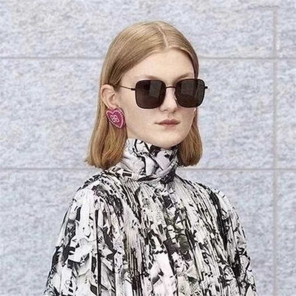 Мода Top Top BB Солнцезащитные очки буква B Paris Brand B Dark Glasses Double B Большой коробочка Простая лицо плоская зеркала сета красная такая же эйерская рама BB0087 с оригинальной коробкой