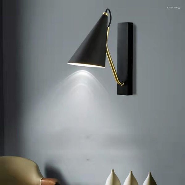 Настенные лампы минималистские современные светодиодные лампы Нордическая творческая спальня кровати черно -белая железная офисная стойка