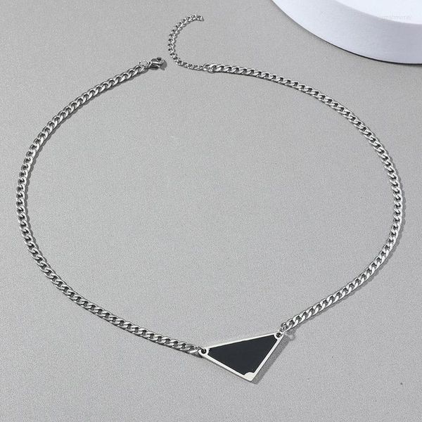 Hänge Halsband Trendiga Punk Svart Triangel Bokstavshalsband För Kvinnor Män Rostfritt stål Geometri Kedja Chokers Bröllopsfest Present