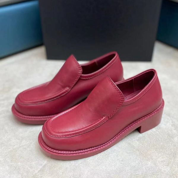 Nouvelles chaussures habillées noires Mocassins en cuir de veau véritable Designers de luxe Boucle classique bouts ronds Slip-on Talon plat Confort de loisirs Quatre saisons femmes talon épais