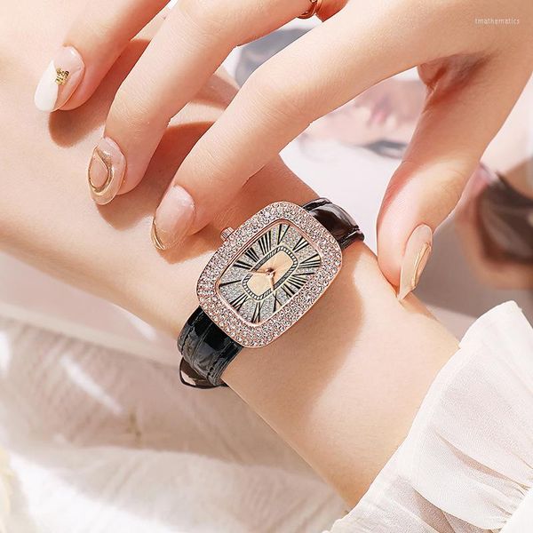 Armbanduhren Kleine grüne Uhr Damen weiblich Nische Taube Ei oval voller Diamant Mode Strass sternenklar