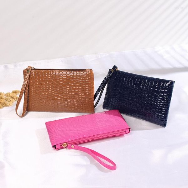 Bolsas de noite Pequenas bolsas quadradas com padrão de crocodilo para espalhar a oferta de bolsas femininas versão coreana bolsa para celular fina