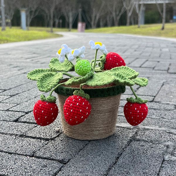 Decorazioni da giardino Fragole fatte a mano all'uncinetto Bonsai Piante artificiali in vaso per idee regalo creative Simpatico arredamento da scrivania per ufficioCasaSoggiorno 230710