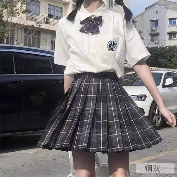 Vestidos de trabalho estilo universitário colegial uniforme japonês JK manga curta estudante camisa bordada Kawaii plissada xadrez minissaia conjunto de 2 peças