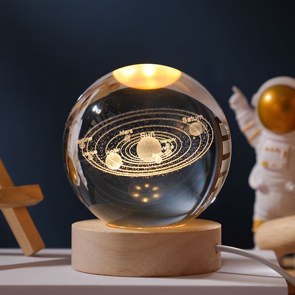 Oggetti decorativi Figurine Creativo sfera di cristallo universo galassia serie luce notturna base in legno massello luminoso led piccoli ornamenti 230710