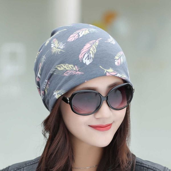 Stagione primaverile e autunnale, le donne usano spesso foulard, copricapo, cappelli lunari ammucchiati per dormire, motivi con piume