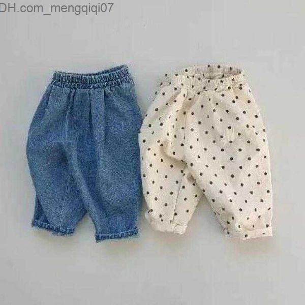 Conjuntos de roupas Primavera 2023 Novas calças jeans soltas para bebês Moda para bebês meninas Calças com estampa de pontos Fofas para bebês meninos Jeans Roupas de bebê Z230710