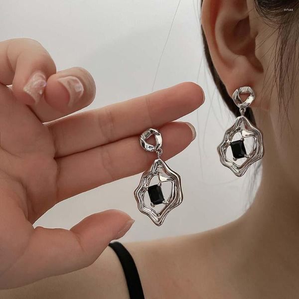 Brincos de parafuso prisioneiro de metal líquido preto zircão para mulheres moda legal piercing orelha prisioneiros nicho design acessórios presentes de festa jóias