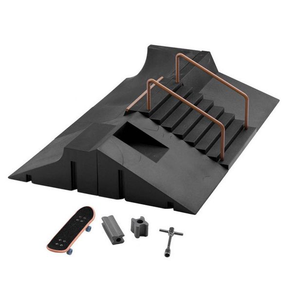 Novidade jogos mini conjunto de skate de dedo crianças kit de parque de skate de dedo faça você mesmo dedo skate montagem de brinquedo rampa acessórios skate traini 230710