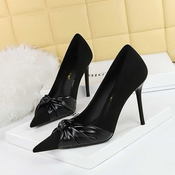 Eleganti scarpe con tacchi alti da donna in pelle scamosciata Scarpe eleganti da donna con farfallino caffè nero