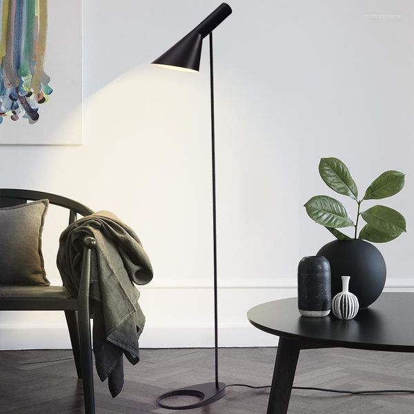 Lampade da terra E27 Lampada ad angolo Luci a LED bianche nere Designer Arne Jacobsen Per soggiorno nordico