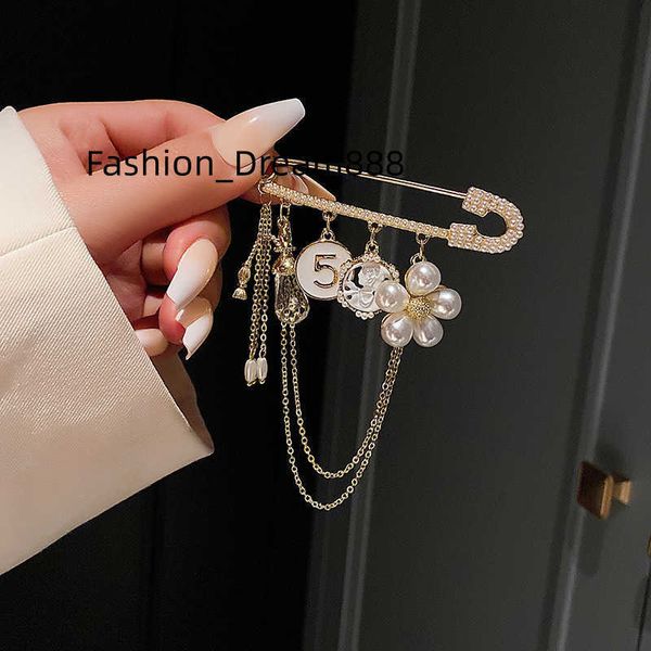 Luxury Fashion Pearl Flower Rhinestone Brooches for Women's Ornament Number 5 Brooch for Girl Jewelry Elegant Tassel Brooch