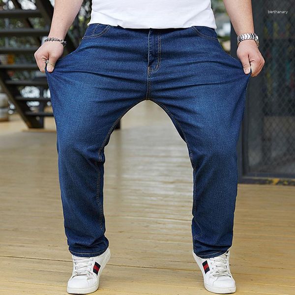 Мужские джинсы плюс размером 32-48 200 кг мужчин растягиваются на свободных джинсовых широких ногах.