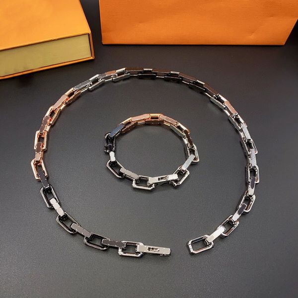 Europa Amerika Mode Halskette Armband Männer Frauen Silber Schwarz Farbiges Metall Gravierte V Brief Blumenmuster Dicke Kette Schmuck Sets M0998M M01190