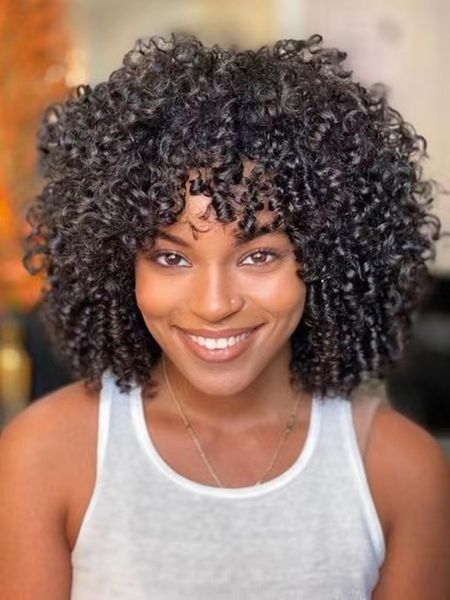 Parrucche senza cappuccio per capelli umani ricci medi da donna afroamericana con frangia in vendita colore naturale tingibile 130% densità ricci a spirale corta