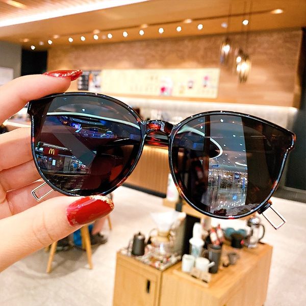 Солнцезащитные очки для девушек из новых мод