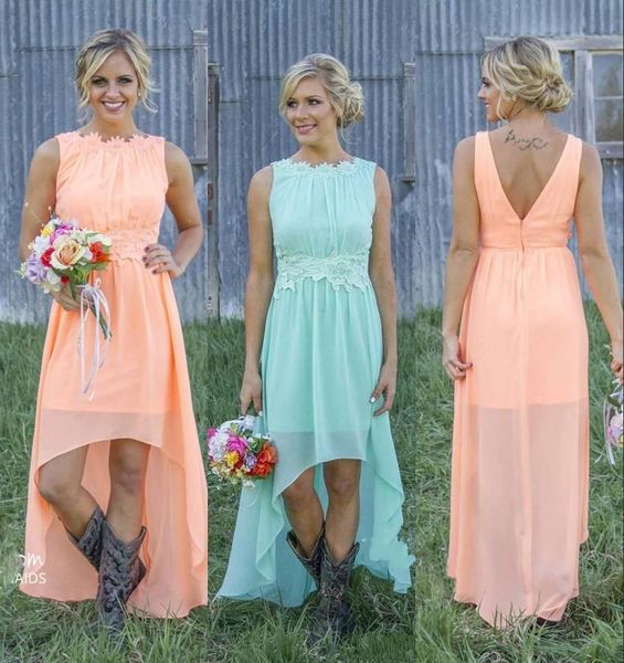 2023 Novos Vestidos de Dama de Honra Baratos Country Bateau Sem Costas Alto Baixo Chiffon Coral Verde Menta Praia Vestido Dama De Honra Para Festa De Formatura De Casamento