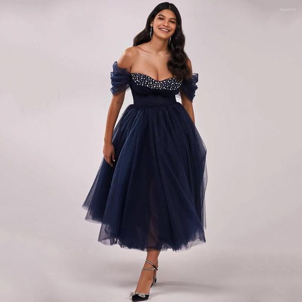 Partykleider Niedliches schulterfreies Marineblaues Cocktail-A-Linien-Kurzkleid aus Tüll, maßgeschneidertes lila Ballkleid mit Kristallen