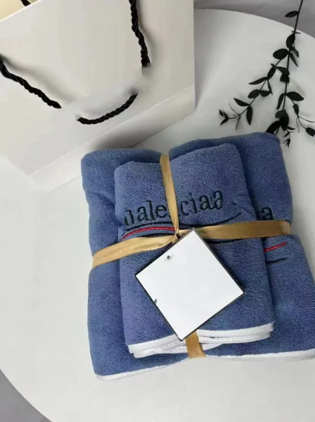 Nuovo marchio di moda Coral Fleece Asciugamani da bagno Ricamo Coppia Home Tinta unita Asciugamano ad asciugatura rapida Due pezzi Super assorbente Telo mare all'ingrosso