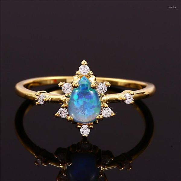 Fedi nuziali Anello di pietra con opale di fuoco blu femminile di lusso Anello in oro giallo con ciondolo di fidanzamento sottile in cristallo ovale per le donne