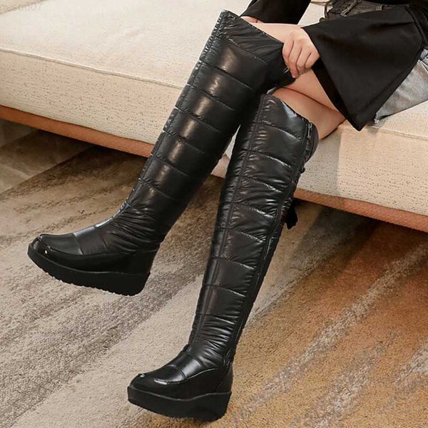 Botas de pele quente de pelúcia para baixo botas de neve 2023 bota de inverno feminina sapatos mãe à prova d'água moda bota feminina na altura do joelho preto vermelho plus size L230712