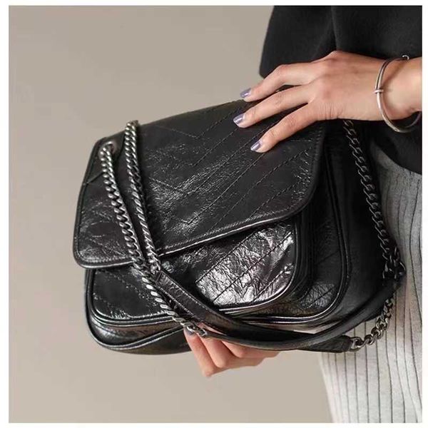Neue Designerinnen -Frauen Bag Vintage Solid Black Crossbody Bag Mittelkette gekrümmte Vintage Cow Leder Handtasche Patent Leder Crossbody Bag Ladiey1037
